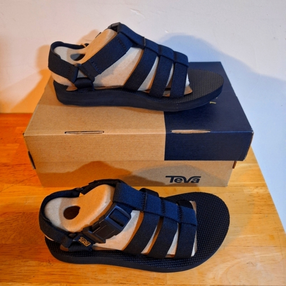 Teva women original Dorado strappy sandals in black in a size 5. NWT.